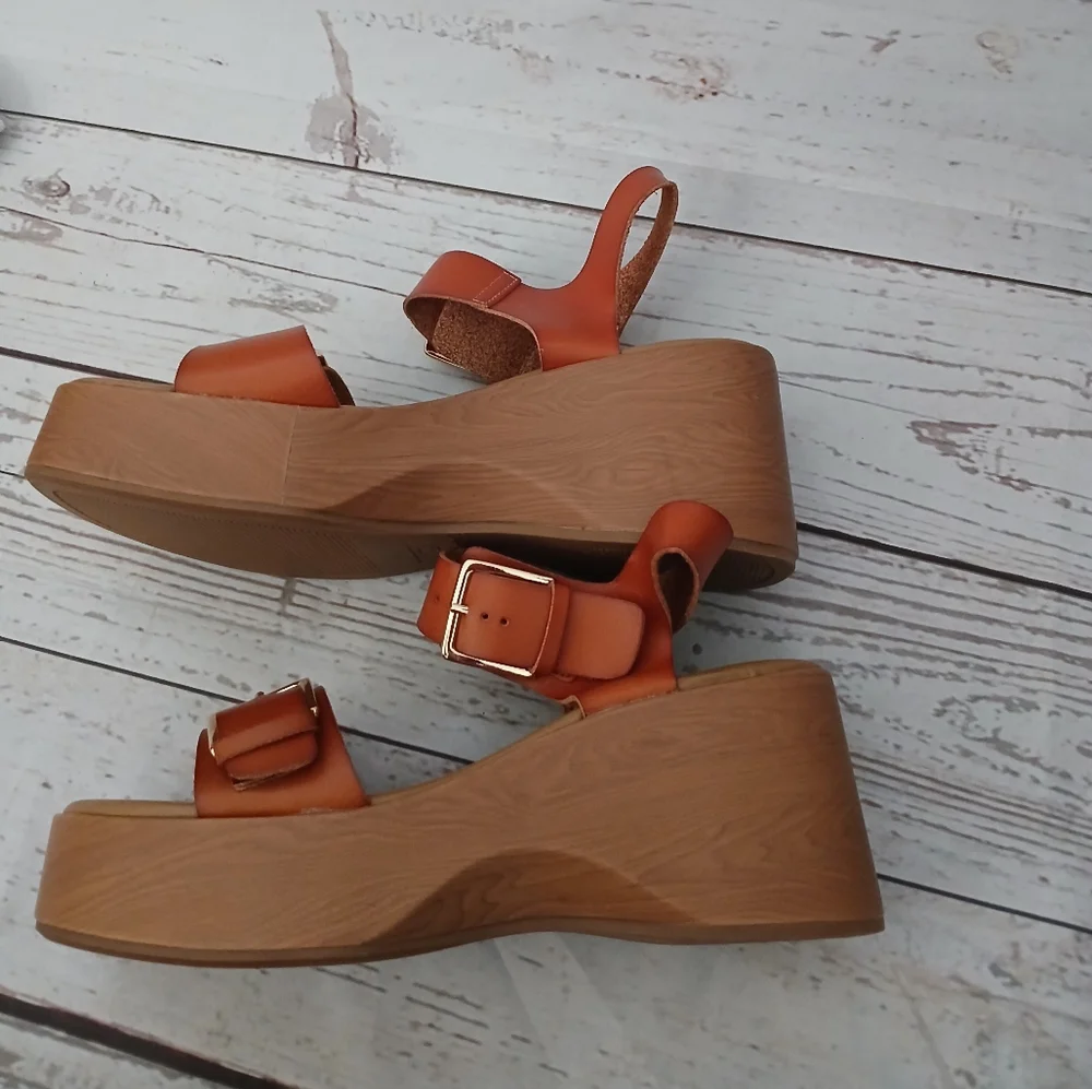 No Boundaries women's vinyl platform sandals with adjustable buckle size 11